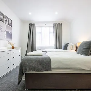 https://spacious-6br-cardiff-home.cardiffhotelswales.com