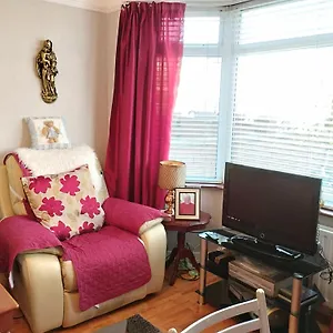https://homely-wee-house.belfasthotelsireland.com